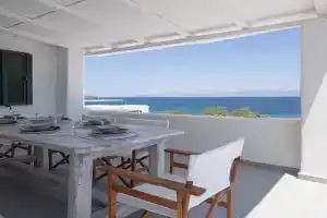 White Wave Apartments, Logaras