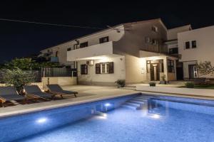 Poolhouse Domus, Solin