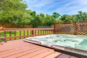 2 Mi to FSU and FAMU Home with Spacious Deck! Guest house, Tallahassee