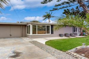 Seabreeze Bungalow Chic, Breezy Bungalow w/Gas Grill,Fireplace, A/C & Large Patio - Walk to Beach Guest house, Carlsbad