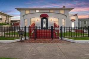 Sinatra House Up Walk to Pleasure Pier and Fun, Galveston
