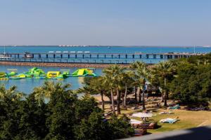 Delightful Waterfront Lagoon Views & Restaurants Apartments, Darwin