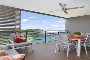 Vibrant Waterfront Lagoon Views walk to Cafes & BBQ Apartments, Darwin