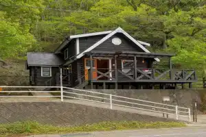 松川湖の目の前に佇む貸切ログハウス 1棟貸切 バーベキュー ペット相談可 長期滞在 カラオケ ファミーユ松川湖 Villa, Ito