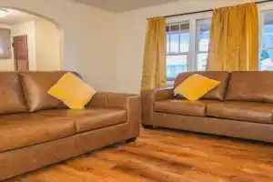 Soft Sheets & Sweet Dreams - 3 Bedroom Home with Driveway, Niagara Falls