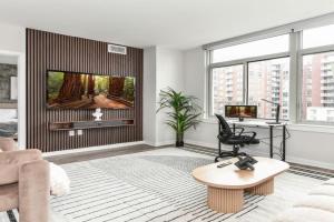 Urban 2BR Oasis with Scenic Rooftop and Gym Apartments, Washington