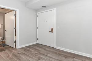2BR Urban Retreat Gym Parkng and Scenic Rooftop Apartments, Washington