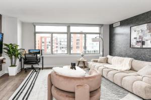 Stylish 2BR Retreat Gym Parkng and Scenic Rooftop Apartments, Washington