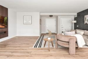 Posh 2BR Retreat Gym, Prkng and Scenic Rooftop Apartments, Washington