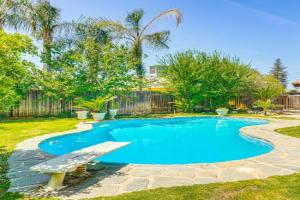7 Mi to Dtwn Poolside Paradise in! Guest house, Bakersfield