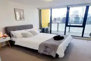 One- Bedroom City Retreat with Amazing Views and free Parking, Melbourne
