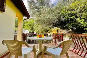 Princess of the Beach Apartments, Bar