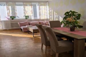 Wohlfühloase 80 qm max 6 Pers Apartments, Bielefeld