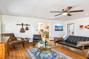 Vintage Beach Bungalow - For 6 Guest house, Oceanside