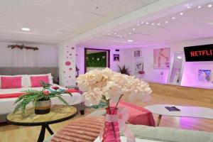 Barbiecore Dream Pad in Apartments, Sacramento