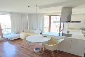 Charming Apartment with a Tranquil Balcony Garden View, Wiesbaden