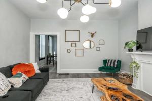 Chic Modern Gem with Style Apartments, Cincinnati