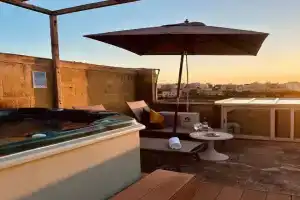 Mohba Townhouse, Private Roof Top Jacuzzi, Garden, BBQ by Haven & Keys Malta, Xaghra