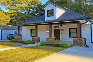 A Cabin in the City with a 5 Star Lush Backyard Guest house, Atlanta