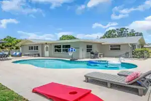 Family Retreat with Pool Near Beach & IMG Academy Guest house, Bradenton