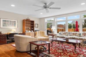 Classy Old Town Getaway 3-BR in Perfect Location Guest house, Alexandria