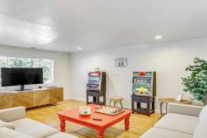 Game Night Downtown - BSU - Slots - Over 100 Games Guest house, Boise
