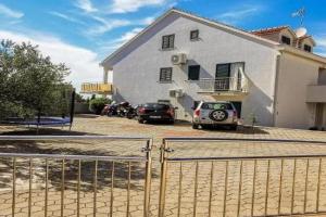 Family friendly house with a swimming pool, Brac - 24609, Milna