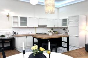 V1 Central Riverfront Apartment 2 BDRM, Budapest