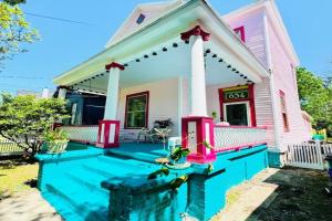 Uptown Colorful Cottage by the Riverwalk, Columbus