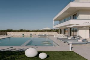 Calòre Villa, Close to Beach, Gym, Sauna & Cinema, By ThinkVilla, Adelianos Kampos