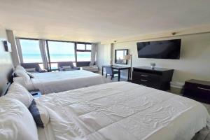 Oceanfront Studio 2 Queen beds kitchenette & pool, Daytona Beach