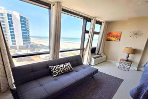 2 queen bed studio w/kitchenette, pool, tiki bar, Daytona Beach