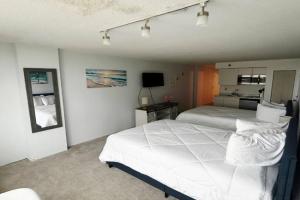 Daytona Oceanside Adjoin studios w/pool, Tiki Bar, Daytona Beach