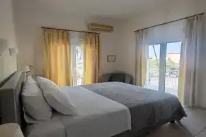 Sunshine Apartment, Kamena Vourla