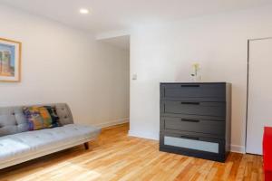 Charming 2BR in Plateau Mont-Royal Apartments, Laval