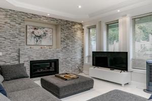 Upscale 4BR Guest house, Burnaby