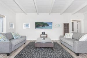 Cozy 2Br Upstairs Cottage Steps From Sand In Prime Location By Beachview Rentals, Newport Beach