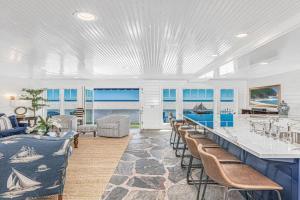 Spectacular 6Br Oceanfront Home In Highly-Coveted Location By Beachview Rentals Guest house, Newport Beach