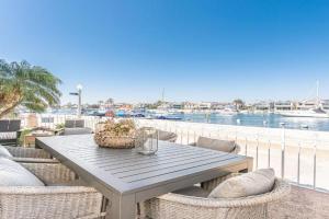 Iconic 4Br Bayfront Home W Unmatched Indooroutdoor Living By Beachview Rentals Guest house, Newport Beach