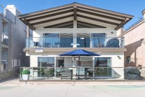 6Br Oceanfront Duplex Steps From Beach And Balboa Pier By Beachview Rentals Guest house, Newport Beach