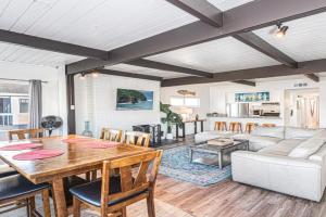 Spacious 7Br Triplex Steps From Beach And Marina Park By Beachview Rentals Guest house, Newport Beach