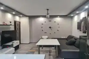 Cosmopolitan Apartments, Devin