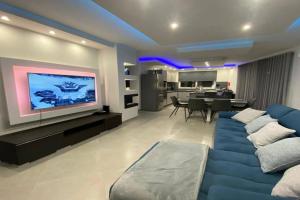 Luxury Apartment in Gzira close to Sliema 3 BR Apartment Sleep 8, St Julians