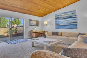 2 Blocks to Beach, Firepit, Sandbox, BBQ, Work Guest house, Carlsbad