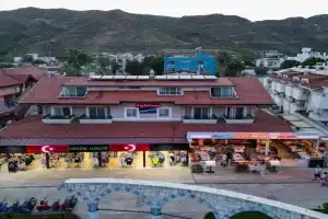 Lighthouse Apartments, Icmeler