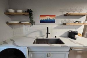 Stylish Modern Studio in Vibrant Walker's Point, Milwaukee