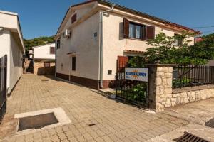 Stunning Home In With Wifi Guest house, Karlobag