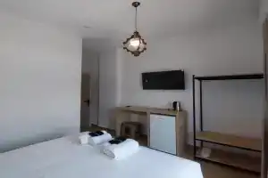 Lion's lair Hotel, Himare