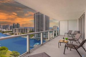 Balcony with Infinite Views - Poolside Comfort Apartments, Hollywood