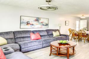 4 Mi to Hampton Coliseum Home with Yard! Guest house, Newport News